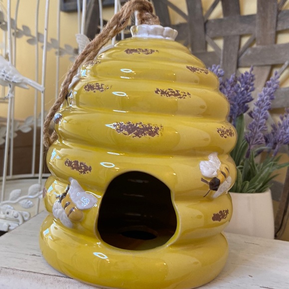 NEW! Cottage Farmhouse Distressed Bumblebee Queen Bee Beehive Ceramic Birdhouse - Picture 9 of 9